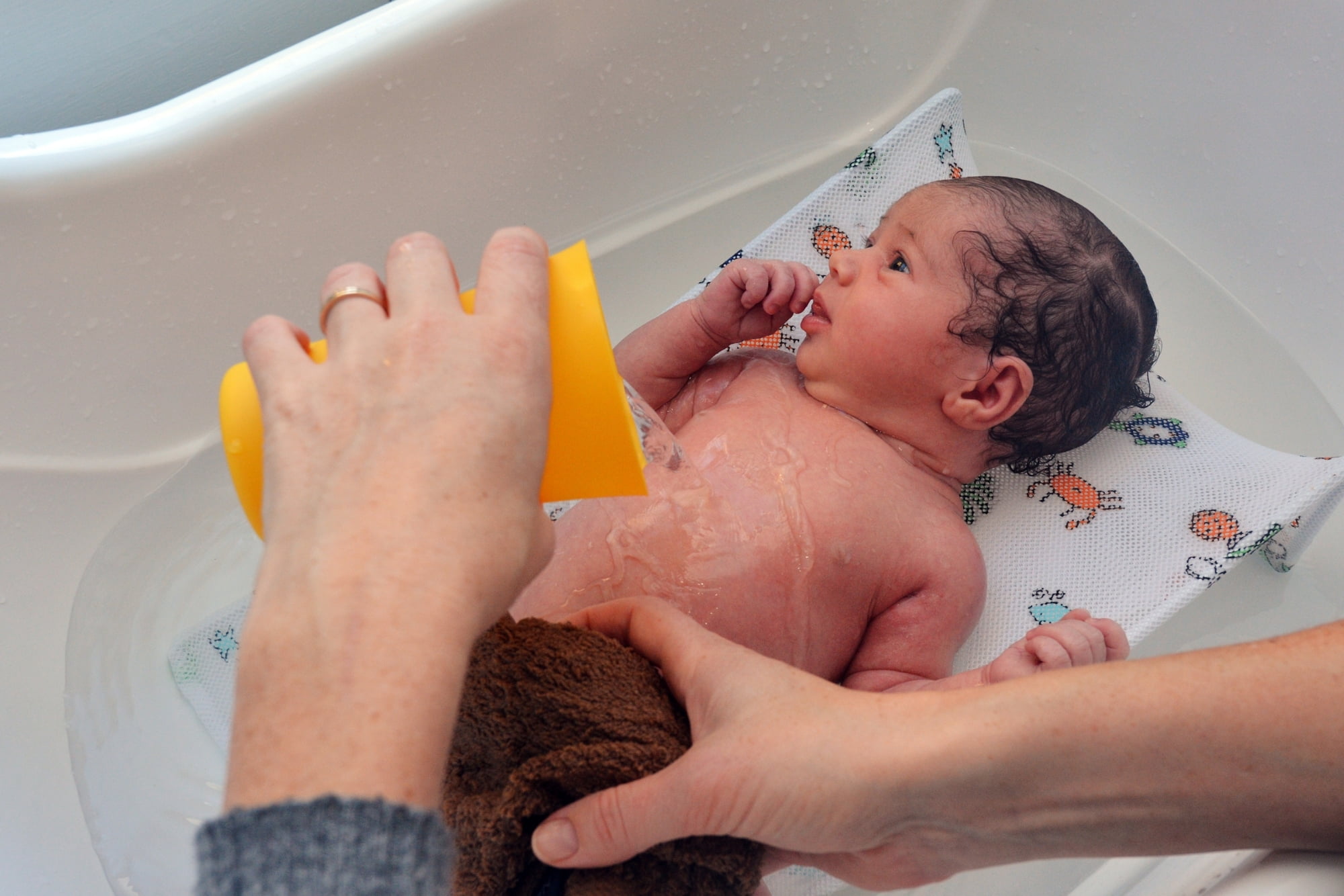 Температура для купания новорожденных в ванночке